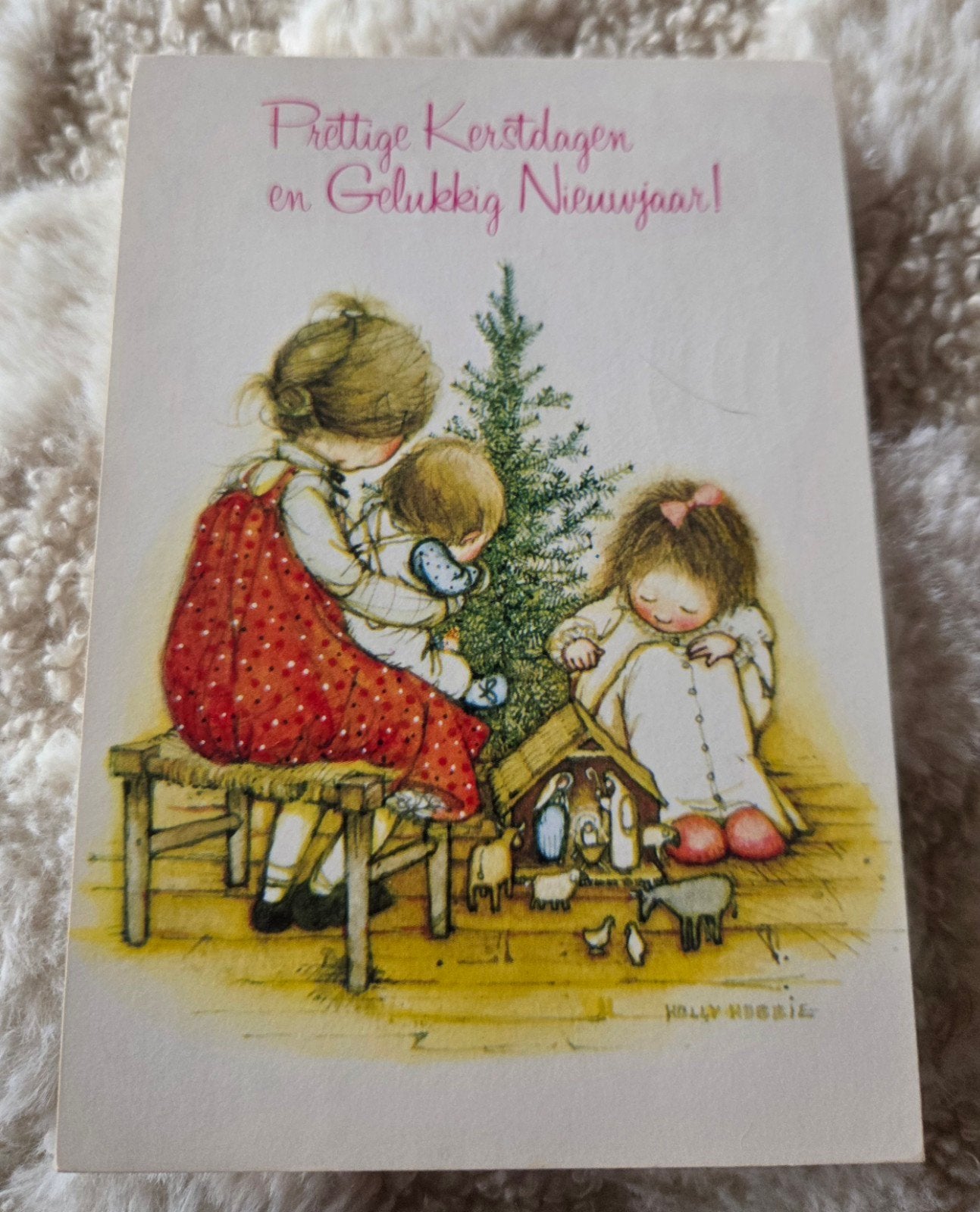 Kerstkaart Holly Hobbie - Kinderen bij kerstboom, Verzenden, 1960 tot 1980, Gelopen, Feest(dag)
