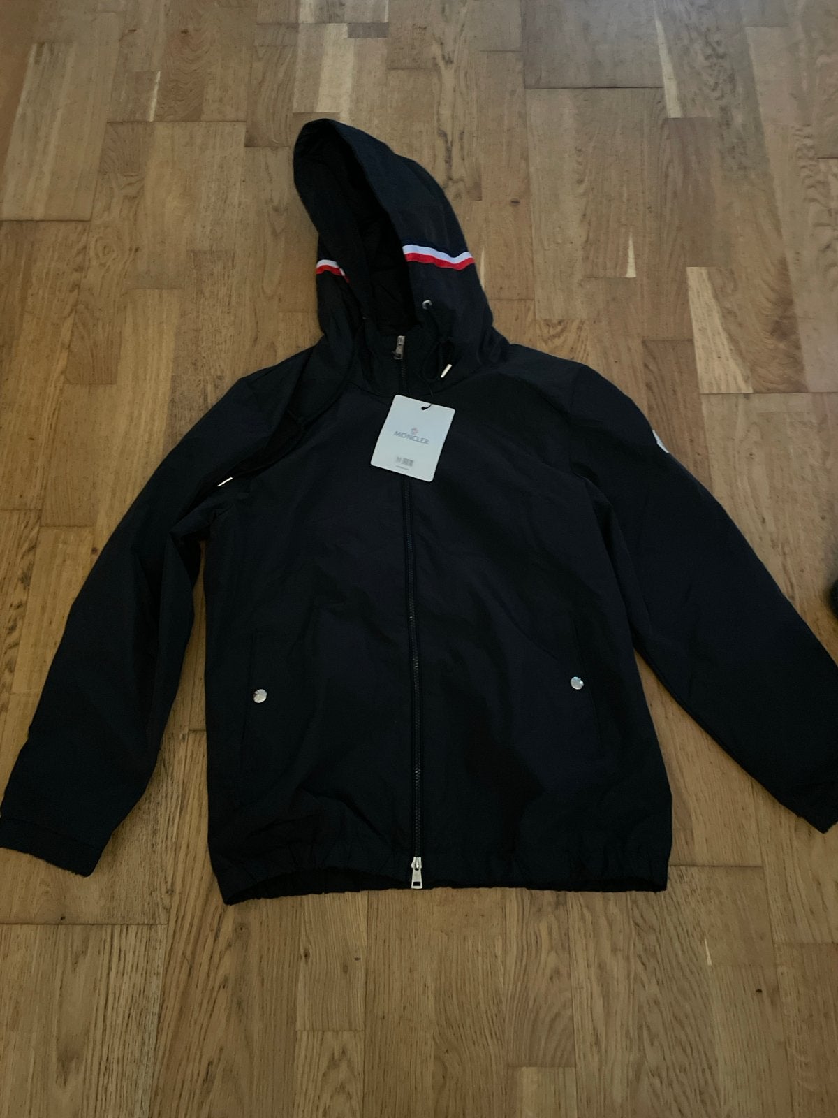 Moncler jas met capuchon - Nieuw met kaartjes, Ophalen of Verzenden, Nieuw, Maat 46 (S) of kleiner, Zwart