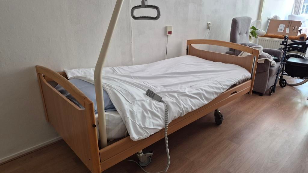 Verstelbaar senioren hoog/laag bed met wielen en papegaai, Ophalen, 90 cm, Eenpersoons, Bruin