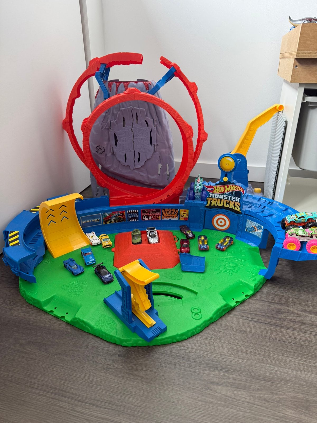 HotWheels Monster Truck dino baan, Kinderen en Baby's, Speelgoed | Racebanen, Ophalen, Racebaan, Zo goed als nieuw, Hot Wheels