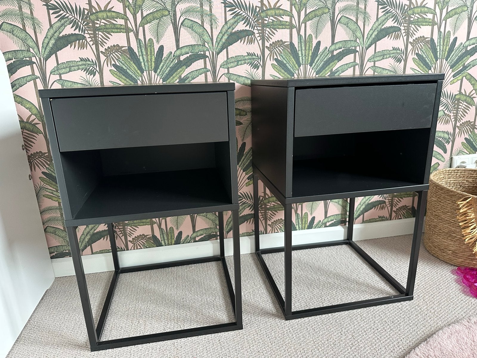 2x IKEA VIKHAMMER Nachtkastje Zwart - Zo goed als nieuw, Ophalen, Minder dan 45 cm, Metaal of Aluminium, 55 tot 70 cm
