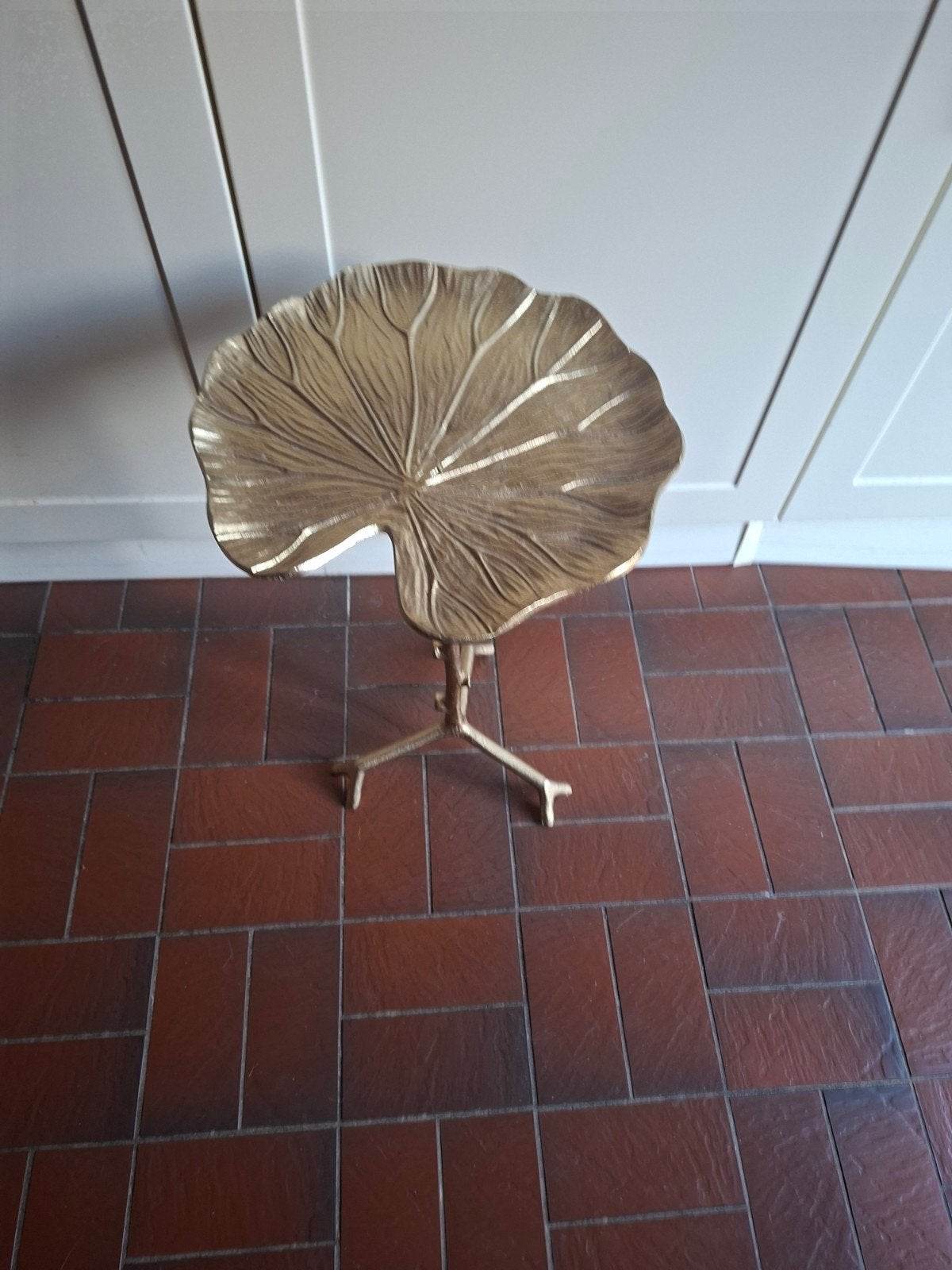 Bijzettafel Lily - Goudkleurig met Bladvormig Blad, Minder dan 55 cm, Metaal of Aluminium, Zo goed als nieuw, Overige vormen