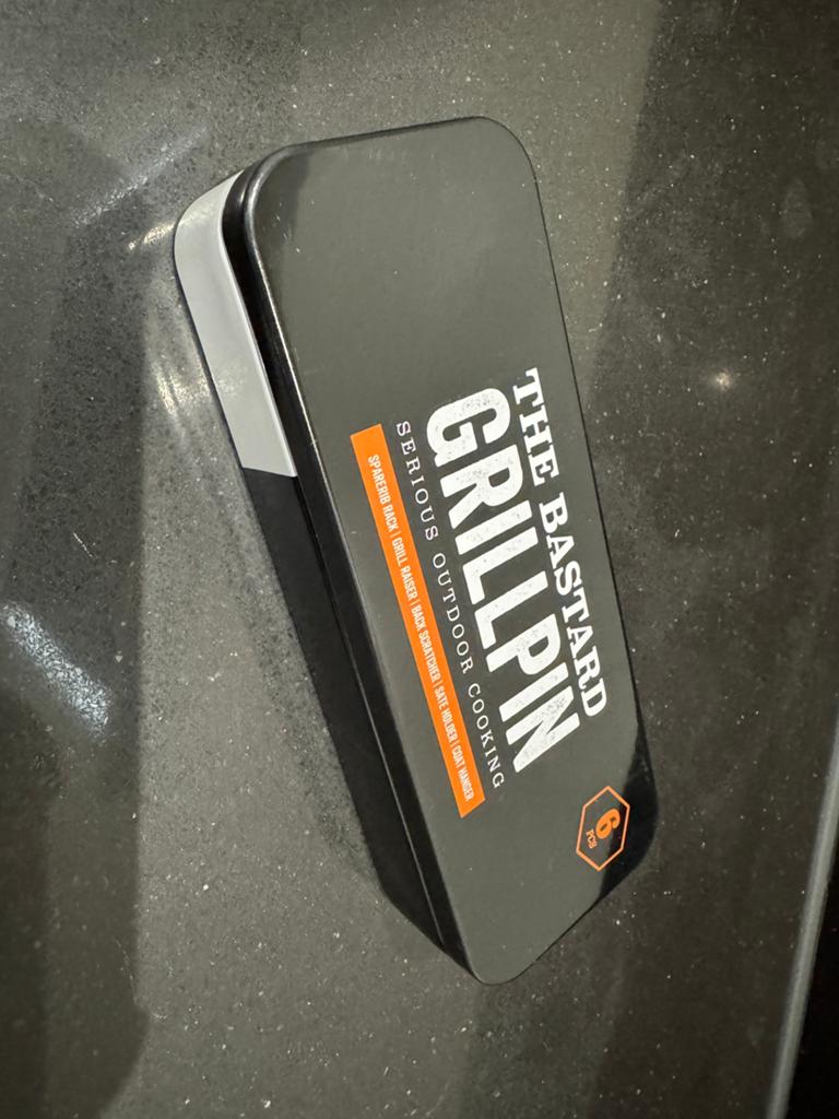 The bastard grillpin iron scrubber nieuw voor de barbeque, Tuin en Terras, Barbecue-accessoires, Ophalen, Zo goed als nieuw