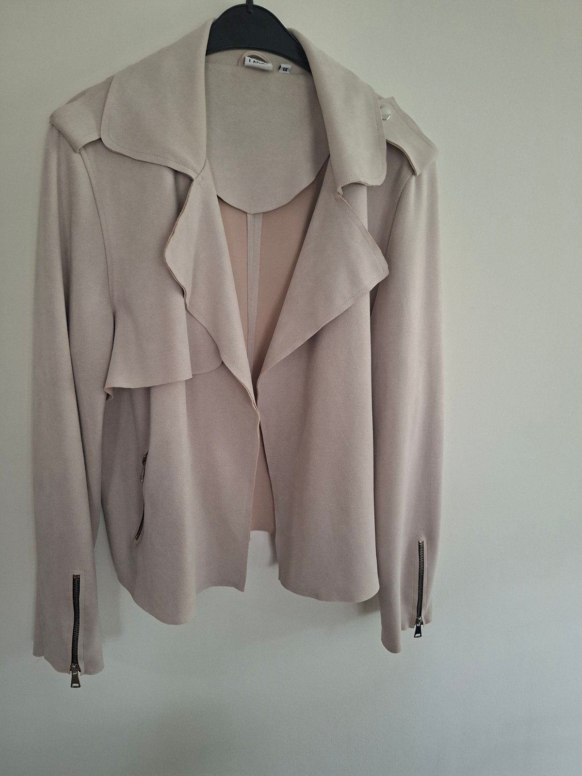 Zo goed als nieuw XL suède look jasje in crème, Kleding | Dames, Ophalen of Verzenden, Zo goed als nieuw, Maat 46/48 (XL) of groter