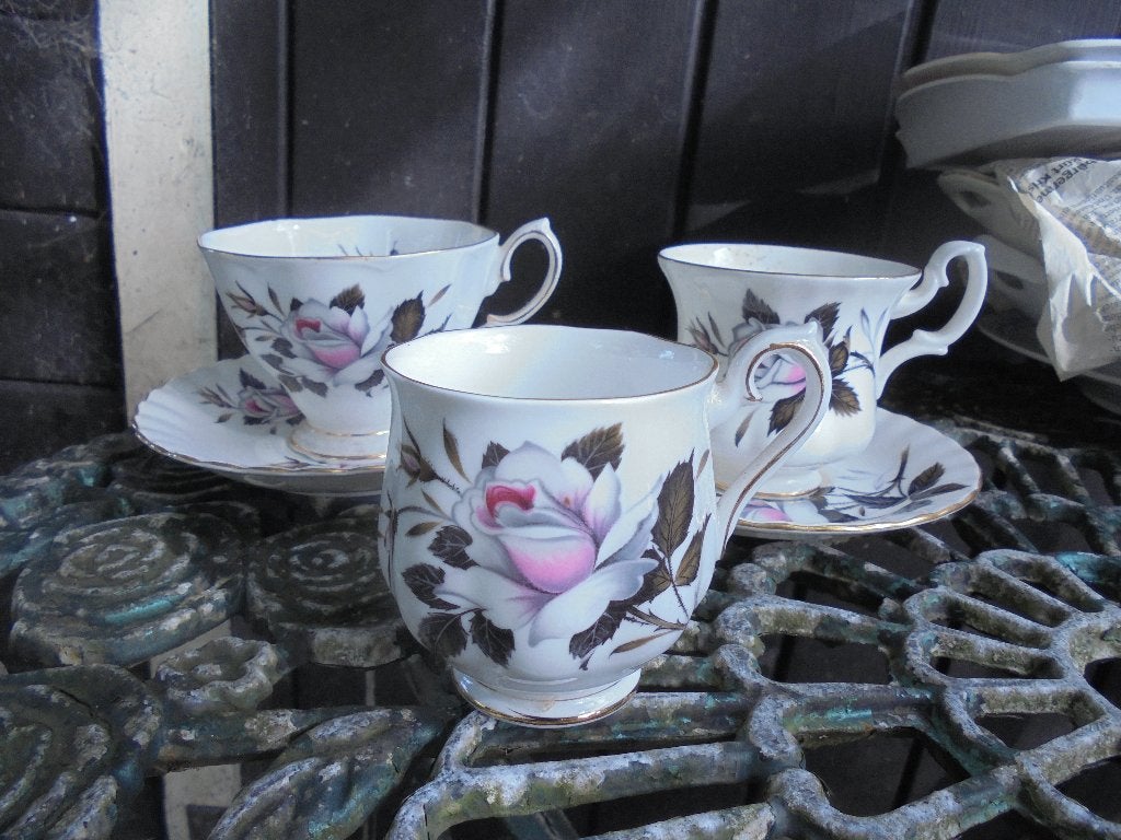 Kop en schotels + kopje Royal Albert Queen's messenger roos, Ophalen of Verzenden
