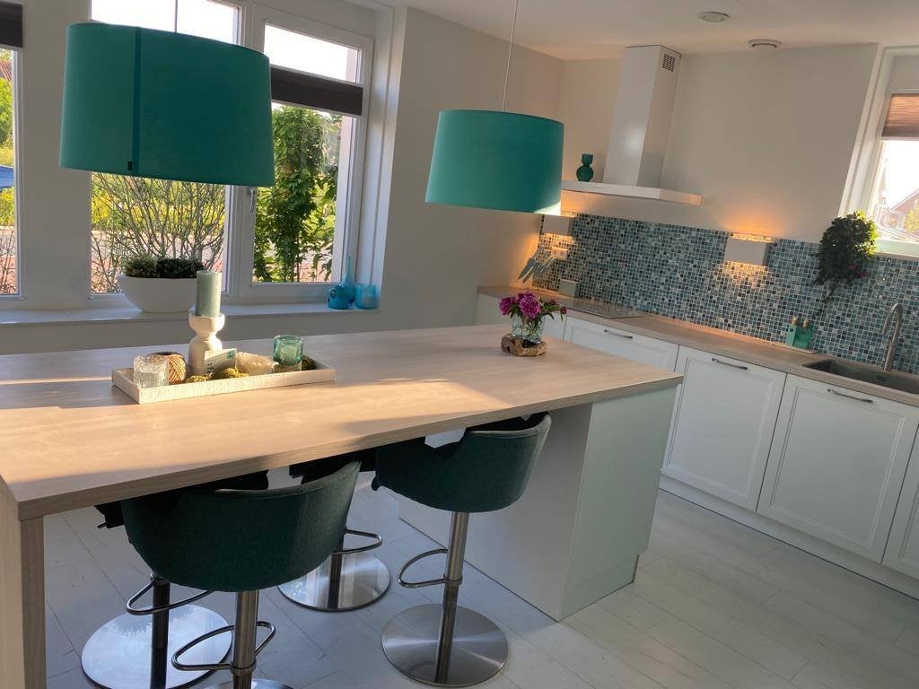 Nieuwe Goossens Flamingo barstoel met arm, stof turquoise, Huis en Inrichting, Ophalen, 60 tot 90 cm, Nieuw, 2 krukken