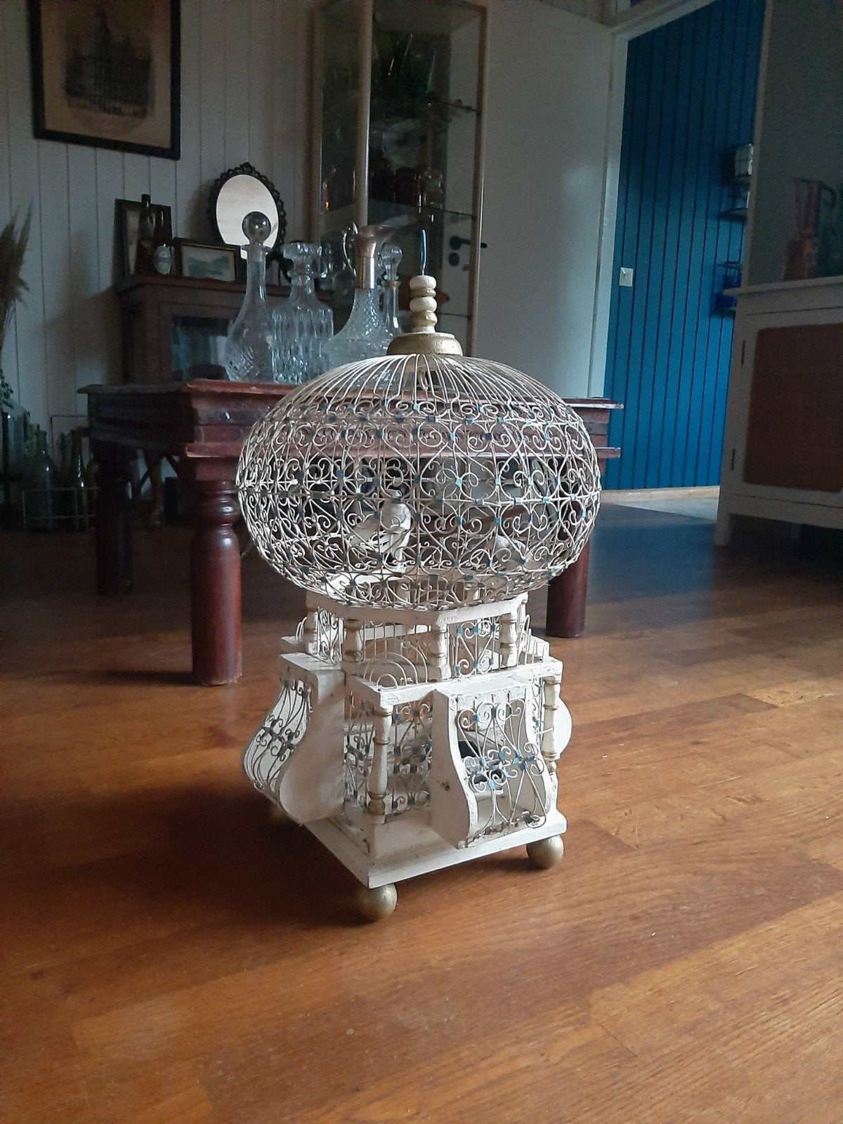 Brocante vogelkooi klassieke stijl wit met blauw, Dieren en Toebehoren, Ophalen of Verzenden, Gebruikt, Metaal, Vogelkooi