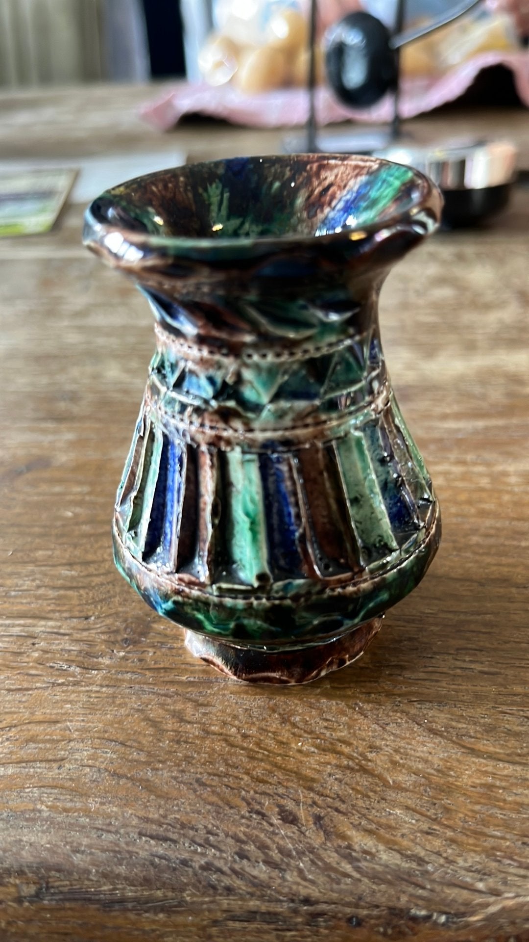Leuk Fries kerfsnede vaasje 7,5cm hoog in goede staat, Antiek en Kunst, Ophalen of Verzenden