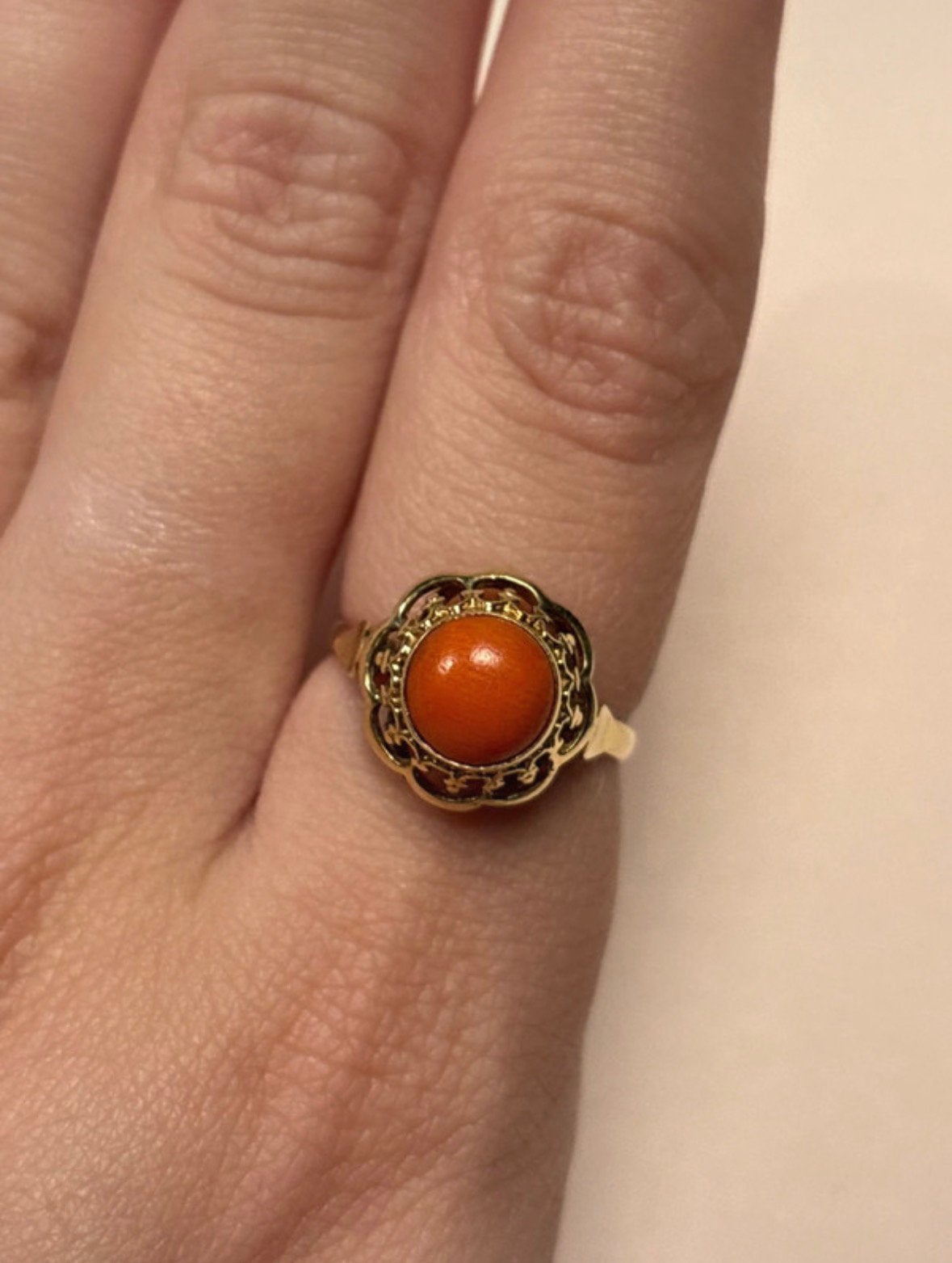 Vintage 14 karaat gouden ring met bloedkoraal, Sieraden, Tassen en Uiterlijk, Ringen, Verzenden, Oranje, Zo goed als nieuw, 17 tot 18