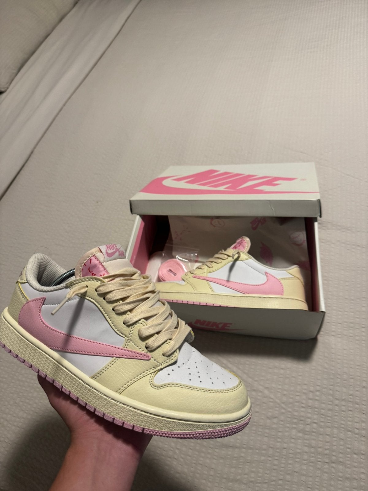 Jordan 1 low travis scott shy pink nieuw met doos, Wit, Ophalen of Verzenden, Sneakers of Gympen, Zo goed als nieuw