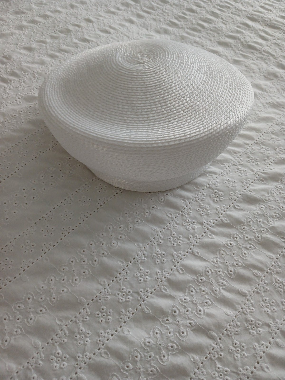 Witte hoed met gouden detail - Zo goed als nieuw, Kleding | Dames, Hoeden en Petten, Ophalen, Zo goed als nieuw, 58 cm (L, 7¼ inch) of meer