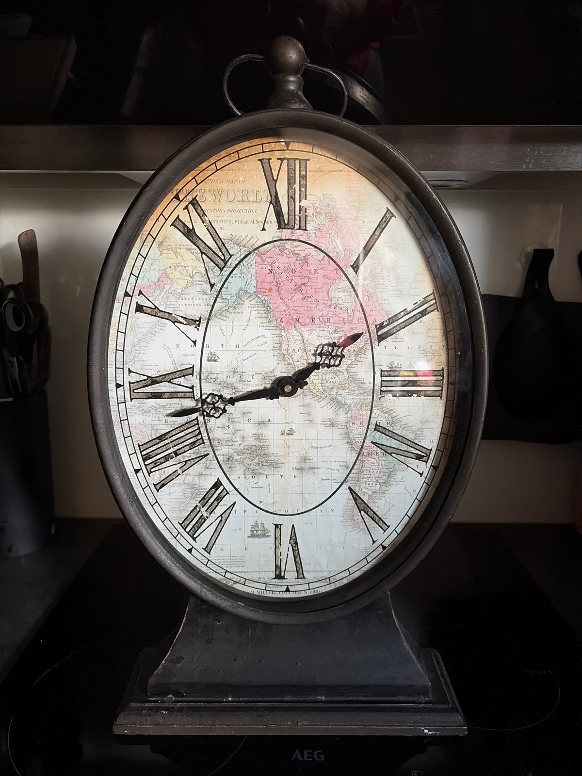 Grote decoratieve klok met wereldkaart design, Ophalen, Zo goed als nieuw, Staande klok