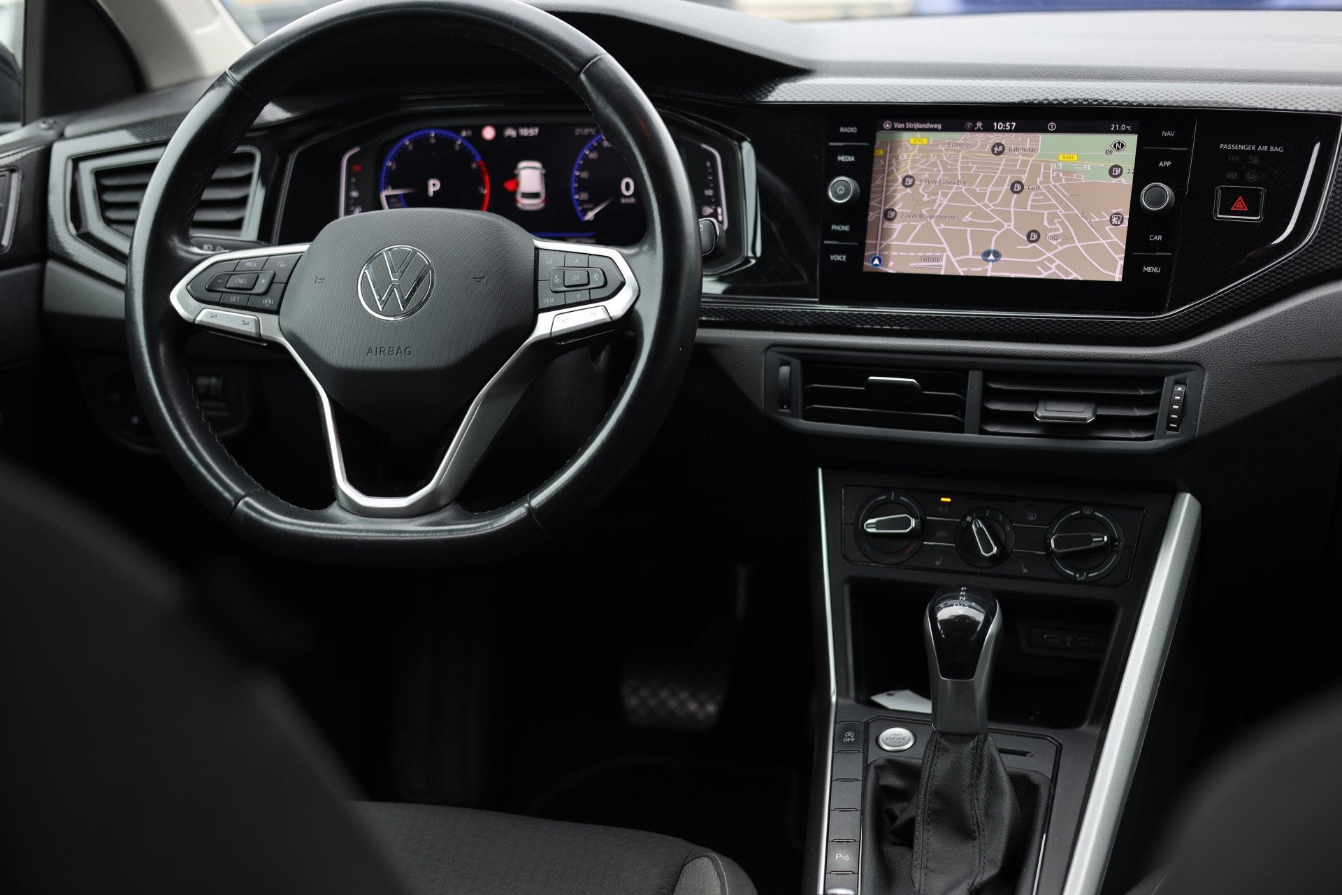 Volkswagen Polo 1.0 TSI AUTOMAAT | NAVI | CARPLAY | ACC, Auto's, Stof, Gebruikt, 1104 kg, Zwart