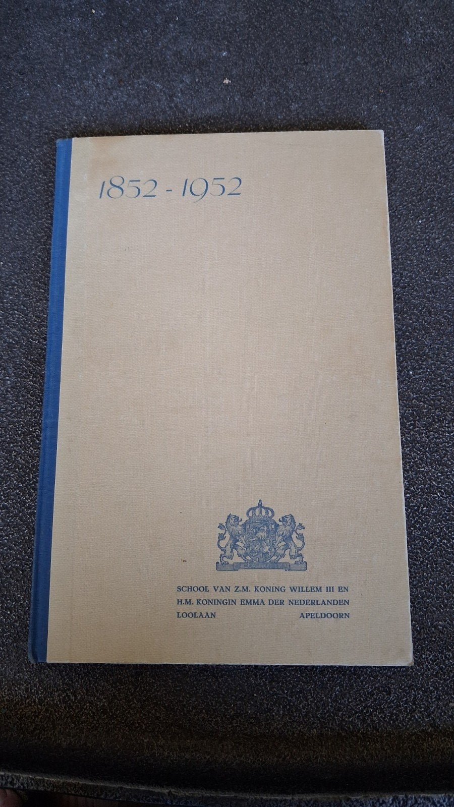 100jarig bestaan  van school in apeldoorn met 3 oude foto's, Ophalen of Verzenden, 19e eeuw, Gelezen