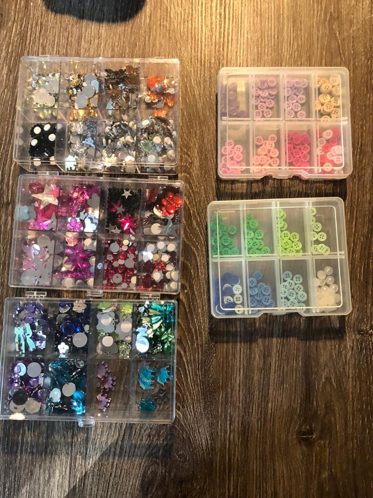 5 bakjes met verschillende embellishments en knopen, Hobby en Vrije tijd, Kaarten | Zelf maken, Ophalen of Verzenden, Zo goed als nieuw