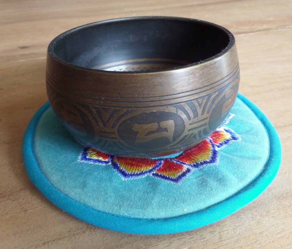 klankschaal brons met Ohm teken en mat Nepal of Tibet, Antiek en Kunst, Reliëf, Ophalen of Verzenden, Brons, Tibet