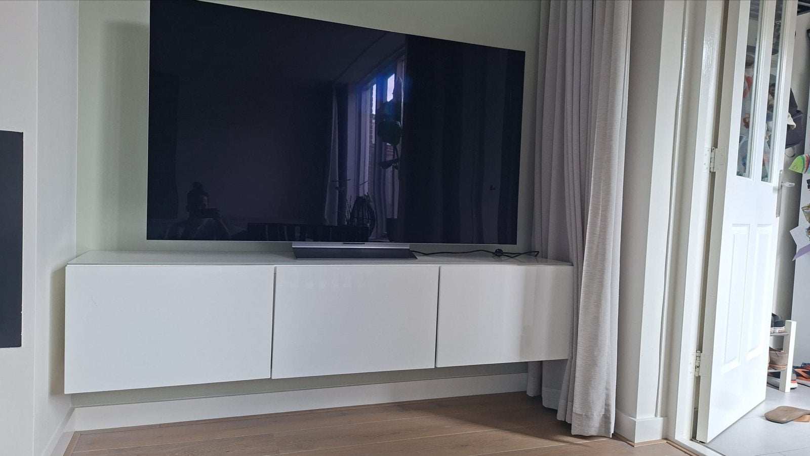 Strak wit tv-meubel - Zwevend design, Kunststof, 150 tot 200 cm, Ophalen of Verzenden, Zo goed als nieuw