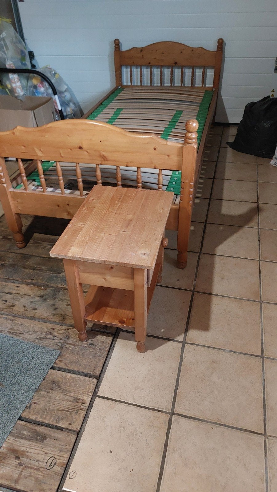 1 persoons bed 90 x 210 met verstel. bodem en nachtkastje, Huis en Inrichting, Slaapkamer | Complete slaapkamers, Ophalen, Gebruikt