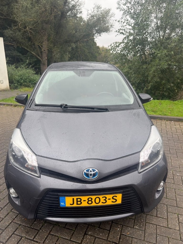 Toyota Yaris 1.5 Full Hybrid CVT 5DR 2014 Grijs, 1497 cc, 74 pk, 4 cilinders, 49 €/maand