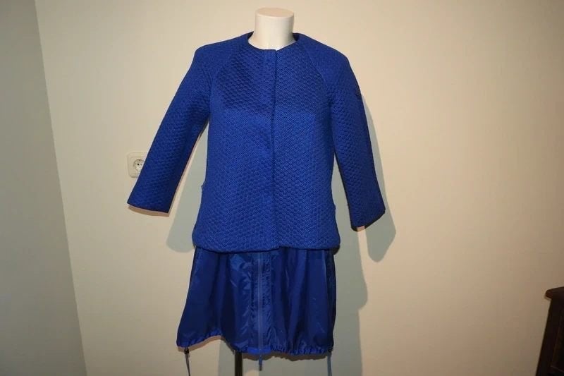 Moncler kobalt blauwe jas apart model langer deel onder S
