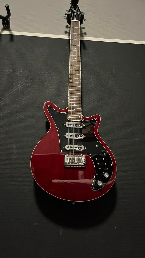 De harley benton ( brian may gitaar) Moet snel weg!, Muziek en Instrumenten, Snaarinstrumenten | Gitaren | Elektrisch, Ophalen