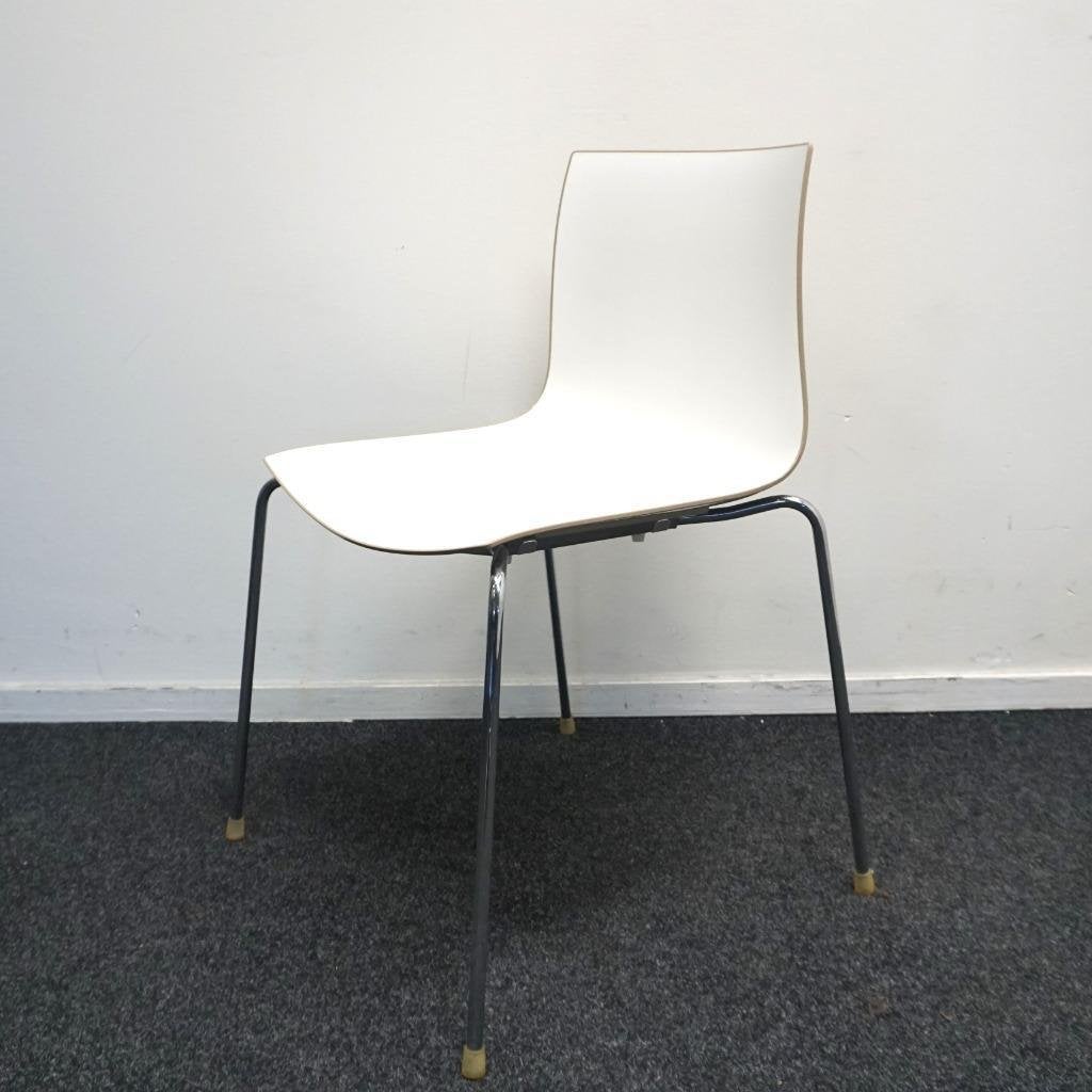 Arper Catifa 46 Design Stoelen | Wit / Bruin | Kunststof, Huis en Inrichting, Stoelen, Gebruikt, Vijf, Zes of meer stoelen, Kunststof