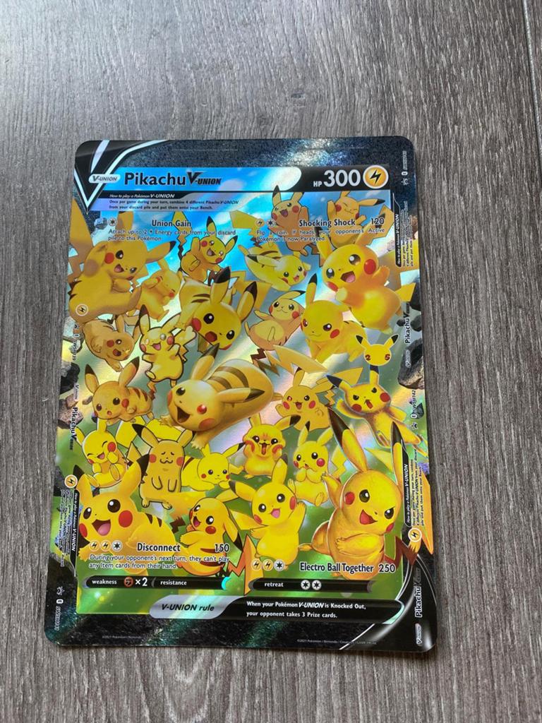 Pokémon Pikachu V-union oversized kaart, Ophalen of Verzenden, Zo goed als nieuw, Losse kaart
