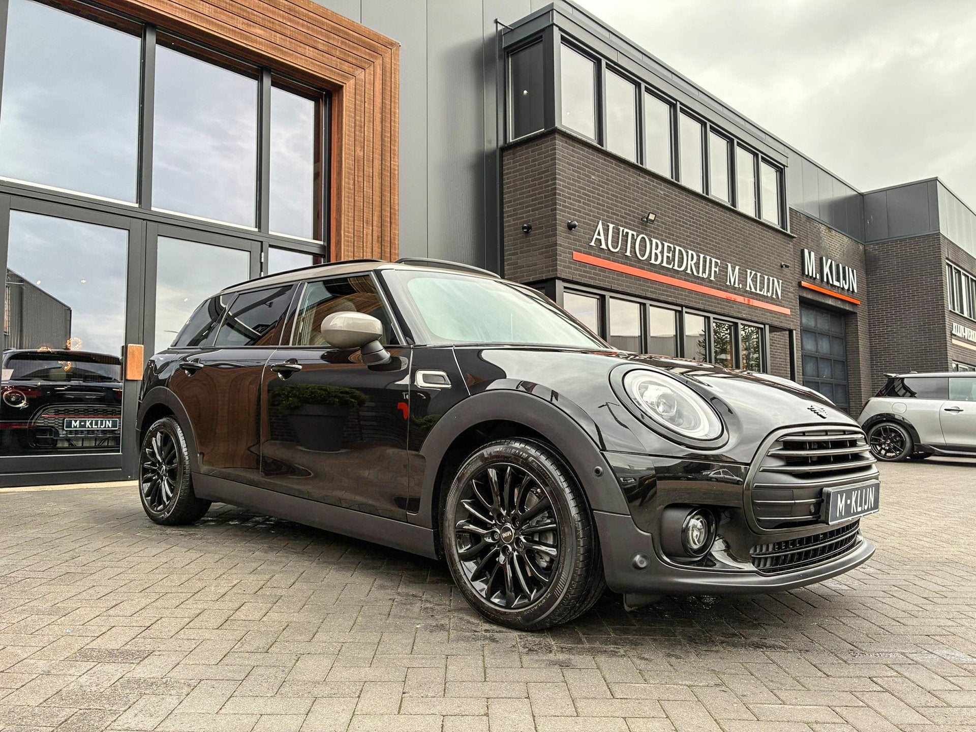 Mini Clubman 1.5 Cooper Blackline aut 136pk/Pano/Led/Hk/Navi, Auto's, Met garantie (alle), Leder en Stof, Zwart, Origineel Nederlands