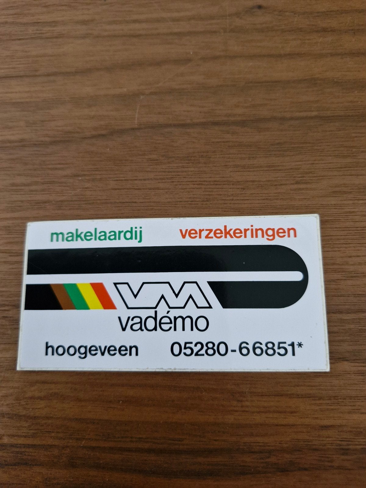 9689 Vadémo Makelaardij Verzekeringen Sticker Hoogeveen, Ophalen of Verzenden, Gebruikt, Bedrijf of Vereniging