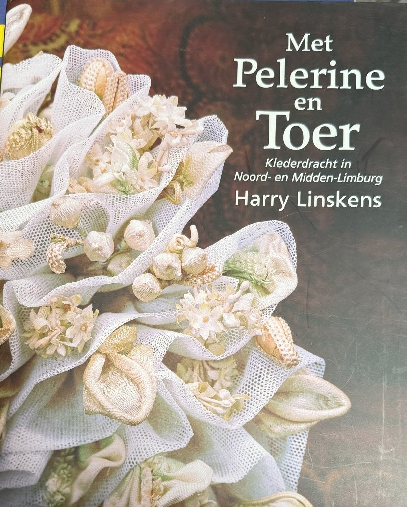 Harry Linskens Met Pelerine en Toer  Klederdracht in Noord-, Ophalen of Verzenden, Zo goed als nieuw, Breien en Haken