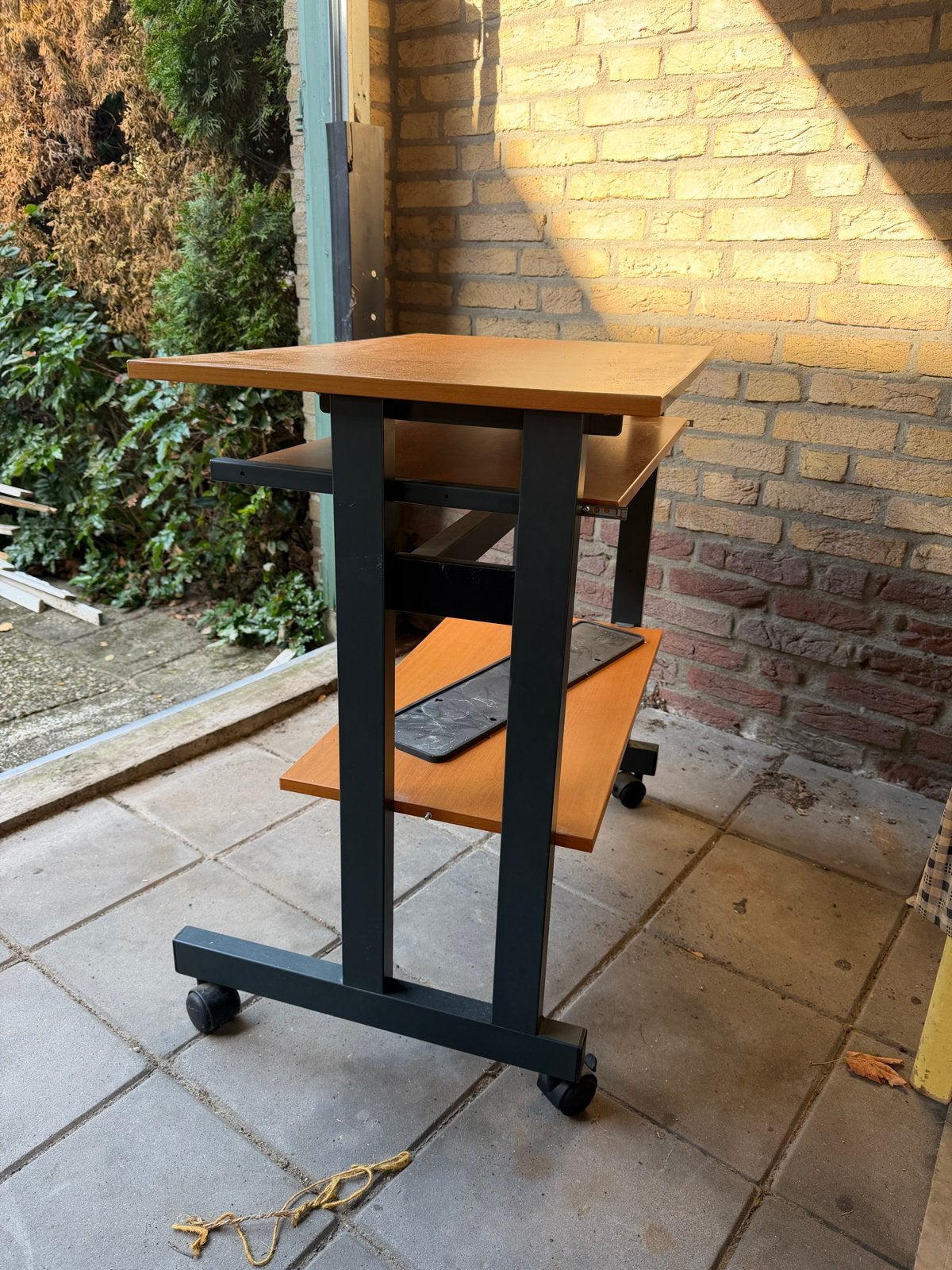 Foto 4 van Compact computerbureau op wielen - ideaal voor kleine ruimte