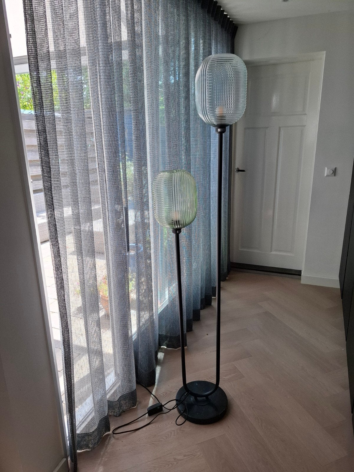 Lamp met grijs/blauwe en groene glazen bollen, Huis en Inrichting, Lampen | Vloerlampen, Ophalen, Zo goed als nieuw, 150 tot 200 cm