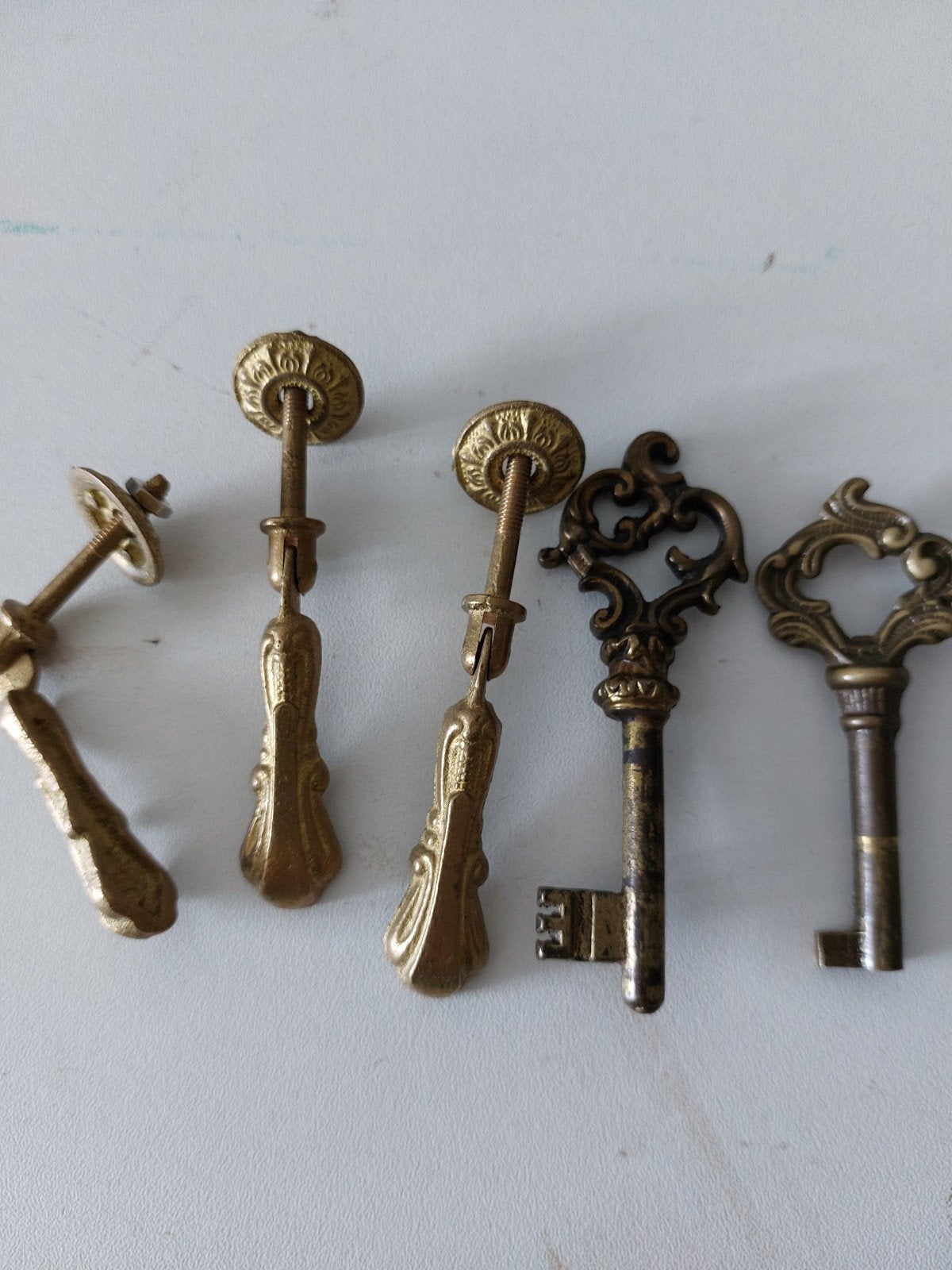 2 koperen sleutels +3knopjes  voor kast vintage, Gebruikt, Ophalen of Verzenden, Minder dan 150 cm, Minder dan 100 cm