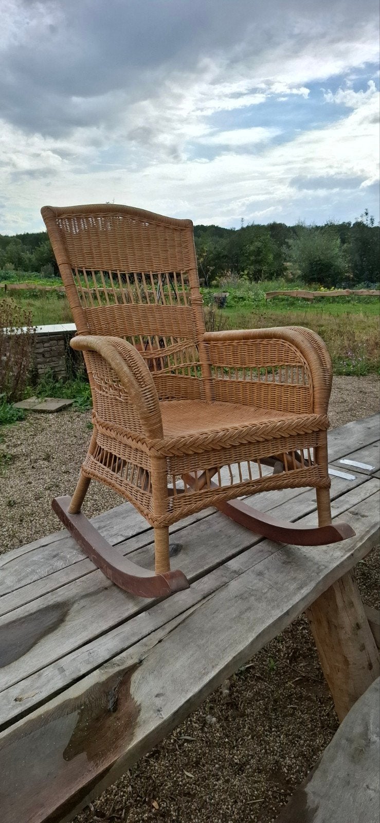 Rieten schommelstoel met houten onderstel, Huis en Inrichting, Stoelen, Ophalen, Gebruikt, Bruin, Hout