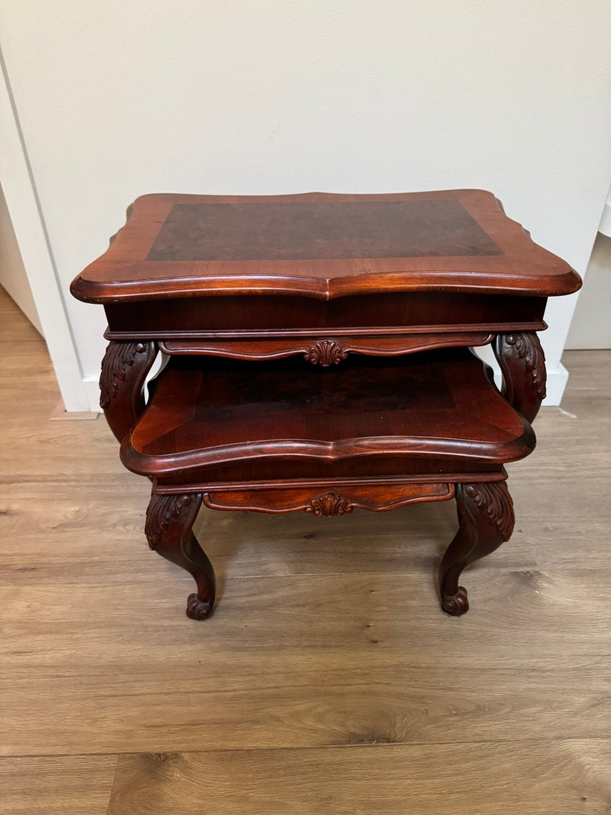 Mahonie houten tafeltjes, Ophalen