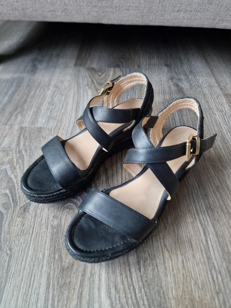 Zgan unisa wedges/sandalen maat 39 zwart, Ophalen of Verzenden, Zo goed als nieuw, Zwart, Sandalen of Muiltjes
