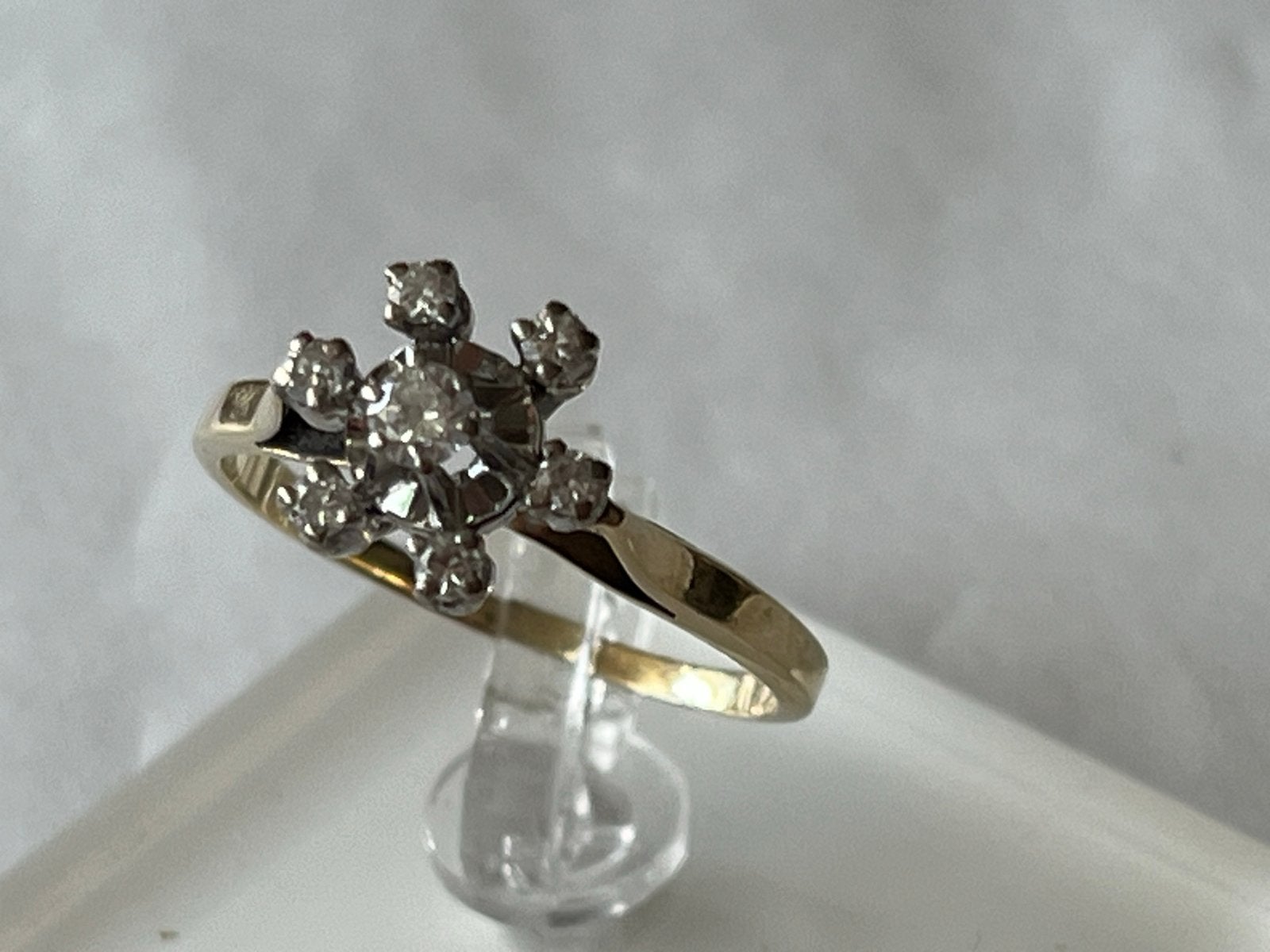Bijzondere 14 CT gouden ring met heldere diamant, maat 18, 18 tot 19, Verzenden, Zo goed als nieuw, Met edelsteen