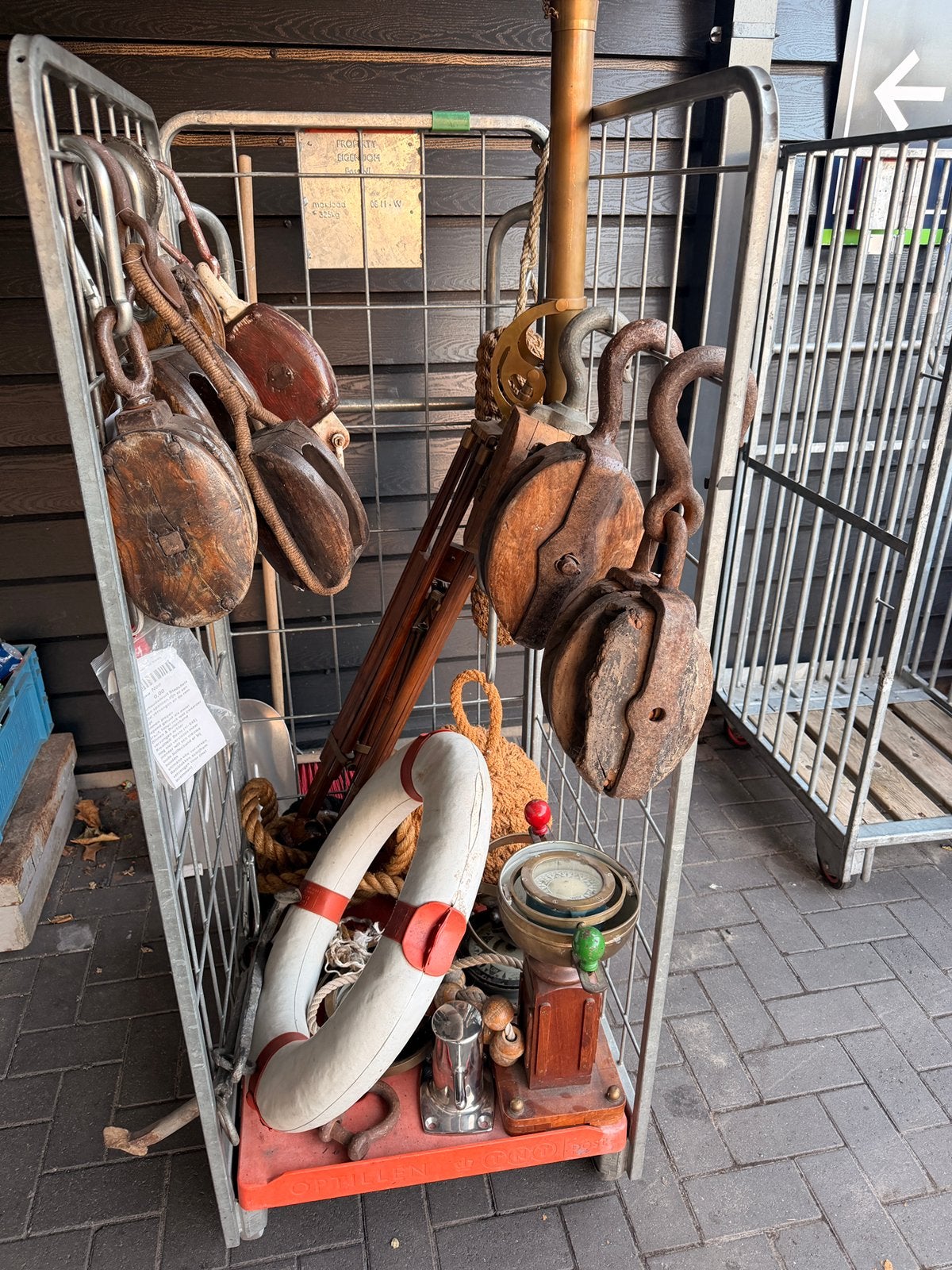 Te koop: kar vol oude bootspullen – kompas, katrollen, touw, Ophalen, Gebruikt, Decoratieobject