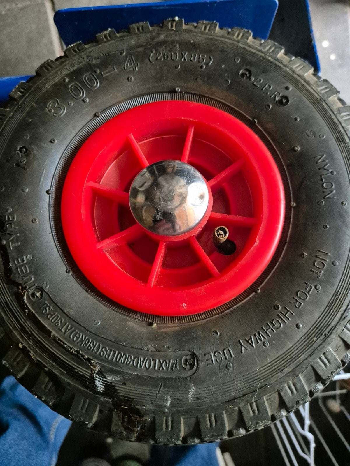 Stevig rubberen wiel met rode velg (260x85), Doe-het-zelf en Verbouw, 100 liter of meer, Ophalen of Verzenden, Gebruikt, Transportkar