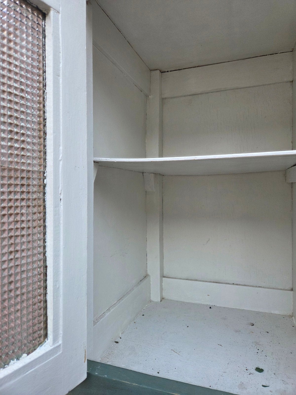 Zelf geschilderde kast met barst in raampje, Ophalen, Gebruikt