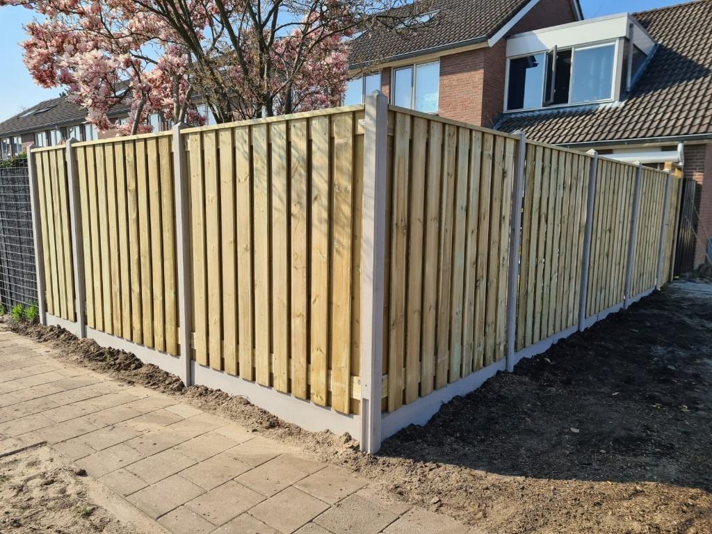 Mooie grenen schutting met wit(lichtgrijs) betonsysteem, Ophalen, 1 tot 2 meter, Minder dan 3 meter, Nieuw