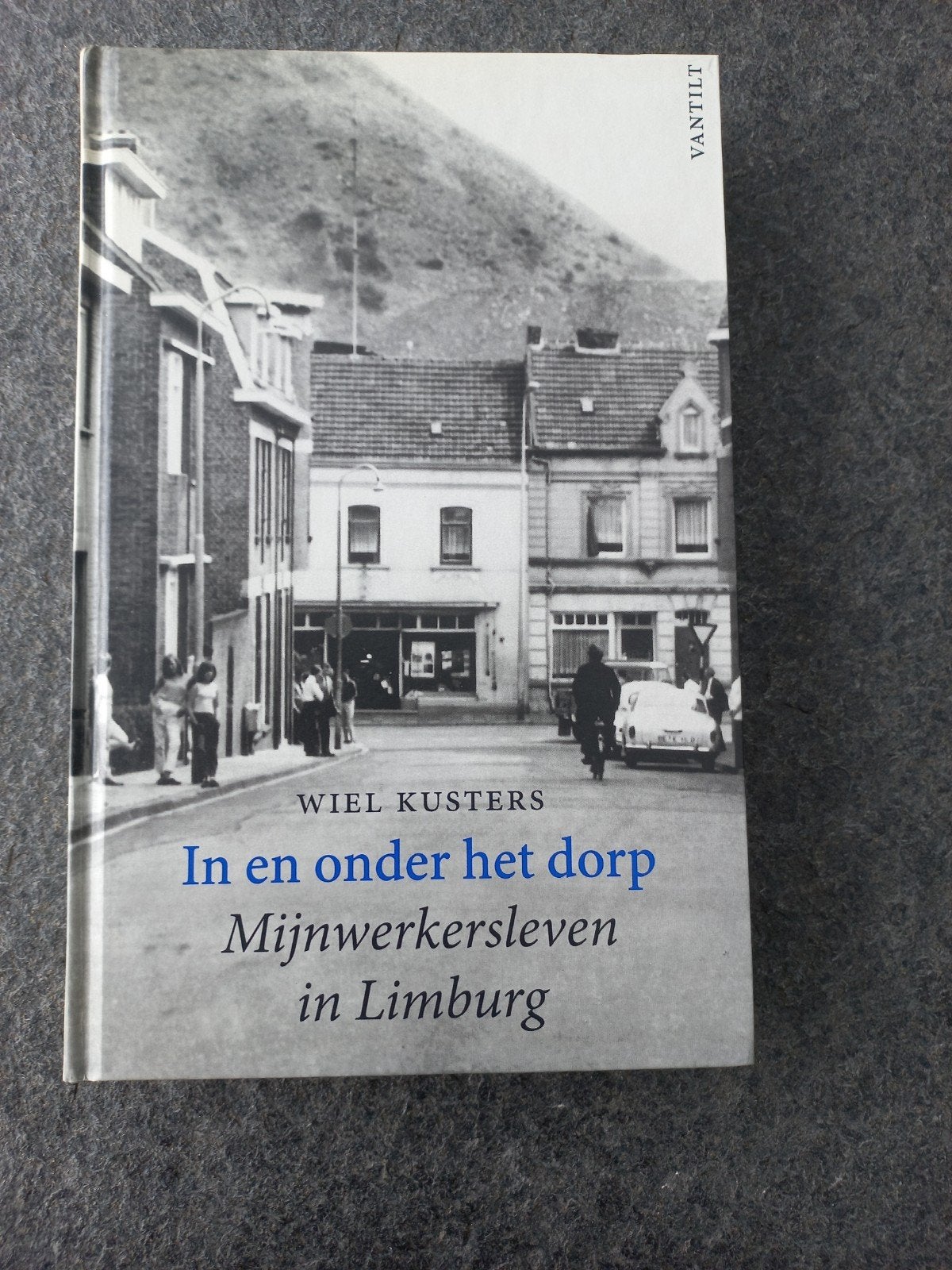 In en onder het dorp: Mijnwerkersleven in Limburg, Boeken, Ophalen of Verzenden, 20e eeuw of later, Zo goed als nieuw, Wiel Kusters