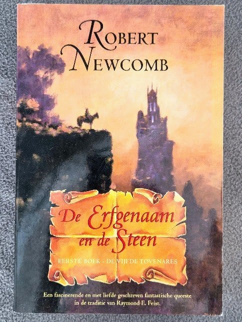 De Erfgenaam En De Steen - Robert Newcomb, Ophalen of Verzenden, Gelezen, Robert Newcomb