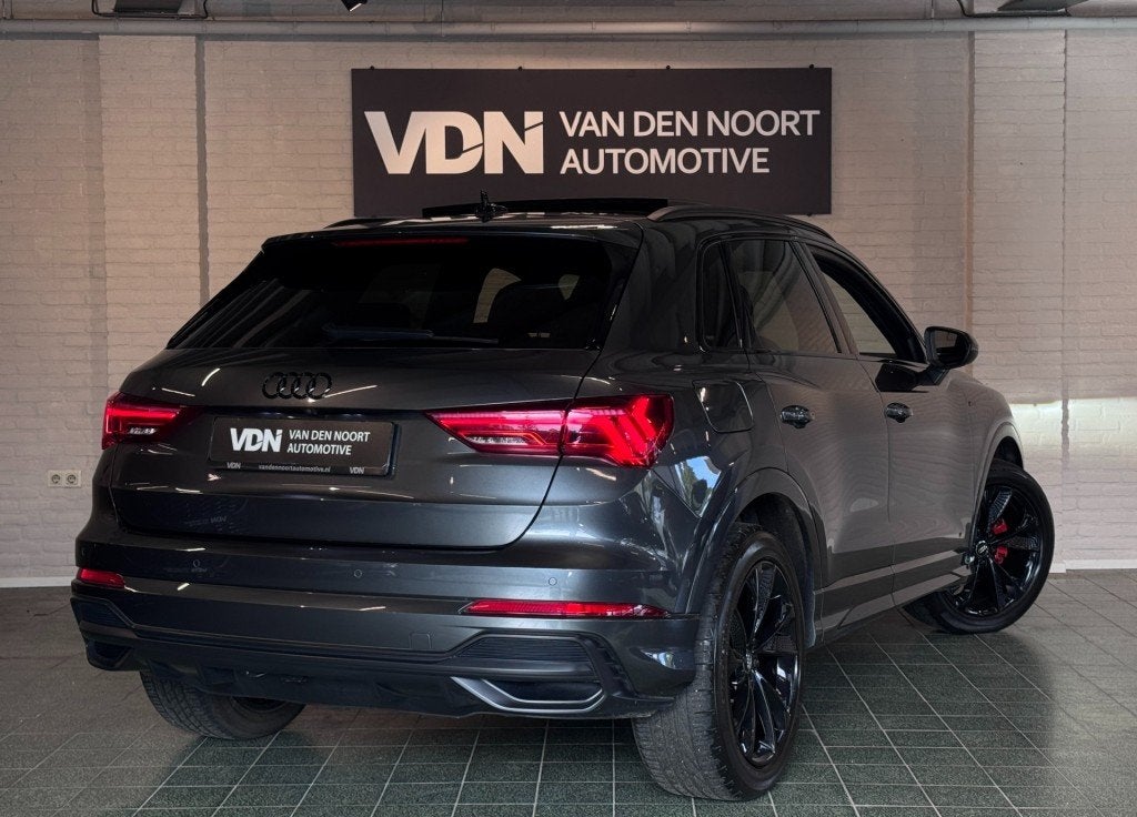 Audi Q3 35 TFSI S-Line Black Edition Pano Camera Leder Trekh, Automaat, 15 km/l, 4 cilinders, Leder