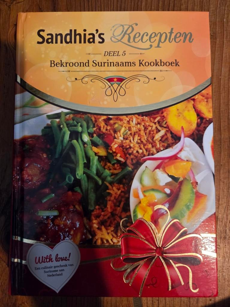 Sandhia's Recepten Deel 5 - Bekroond Surinaams Kookboek, Ophalen of Verzenden, Zo goed als nieuw, Hoofdgerechten