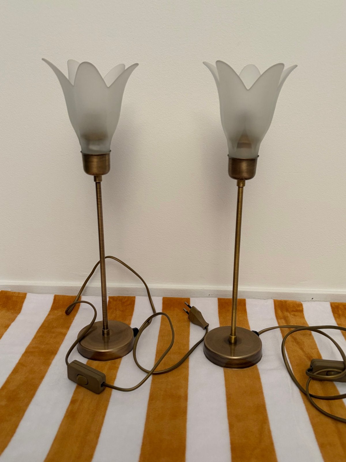 Twee Vintage Tafellampjes met Bloemvormige Glazen Kap, Ophalen of Verzenden, Vintage