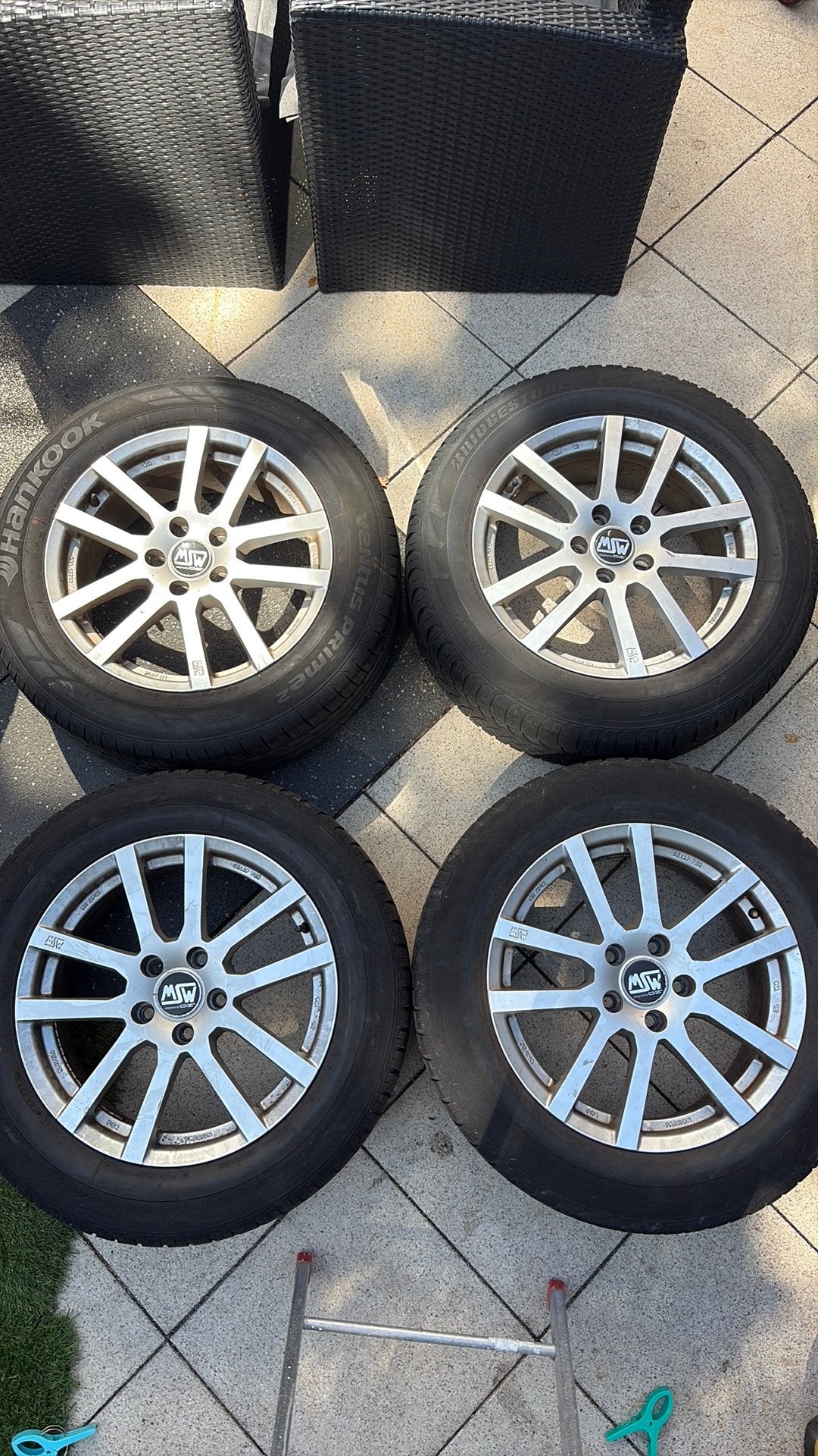 Vier aluminium velgen en zit nog banden aan, Ophalen, Zomerbanden