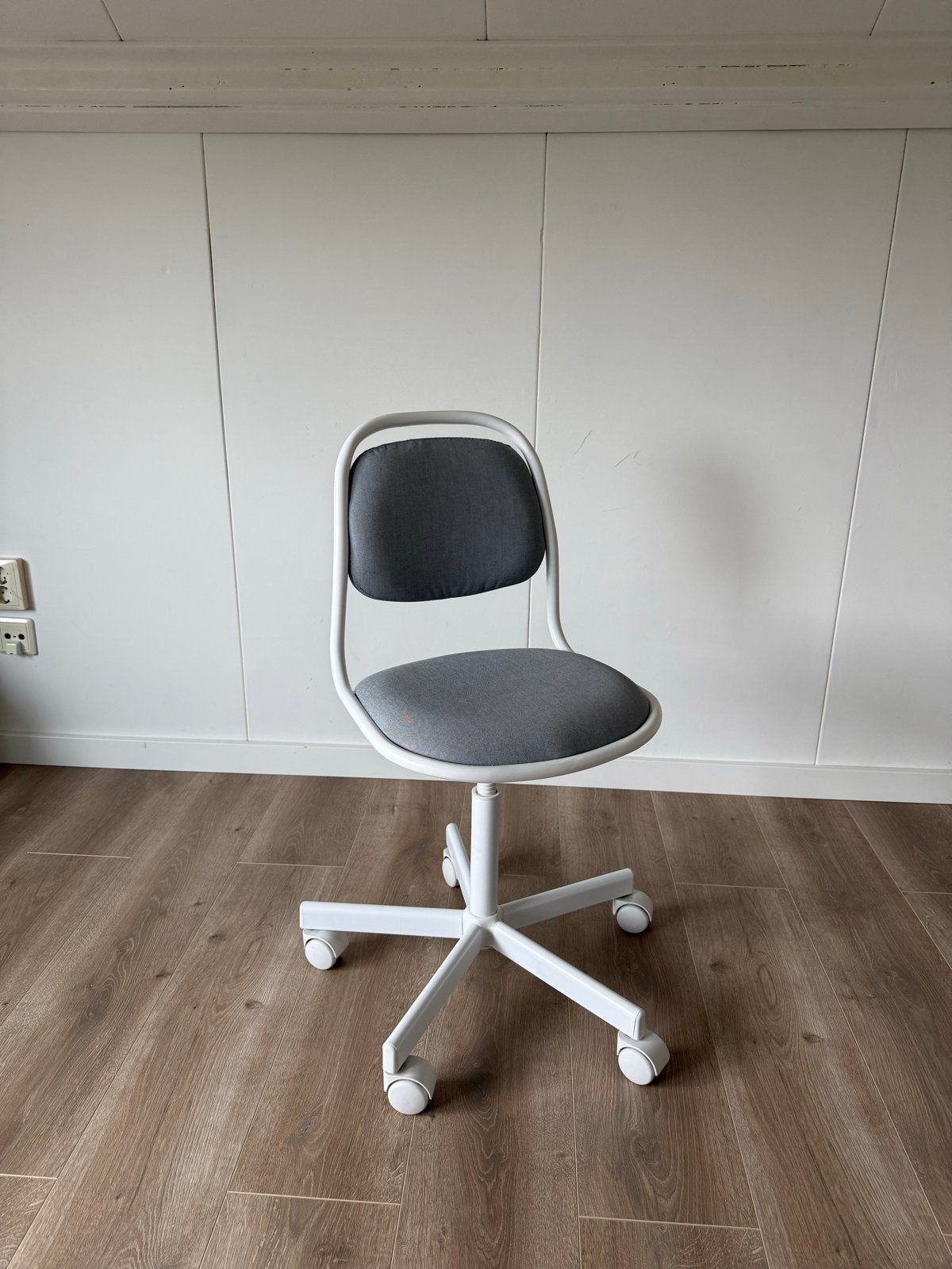 IKEA kinderbureaustoel wit/lichtgrijs, Ophalen, Gebruikt, Overige kleuren, Bureaustoel