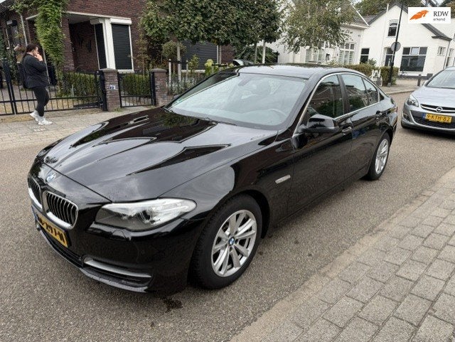BMW 5-serie 518d Business, Auto's, Automaat, Dealer onderhouden, Zwart, Bedrijf