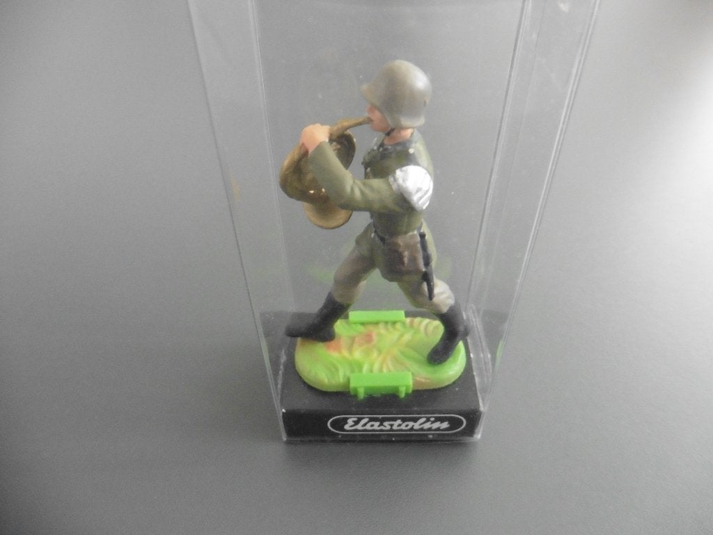 Preiser / Elastolin Musician marching with French Horn., Ophalen of Verzenden, Landmacht, Duitsland, Miniatuur of Beeldje